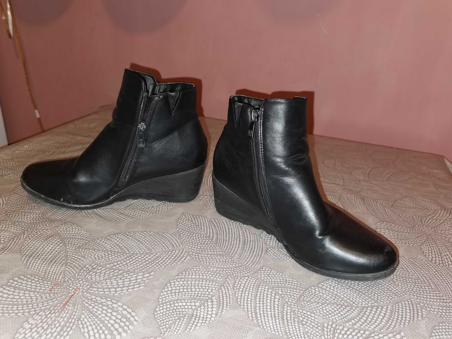 Черни боти от изкуствена кожа