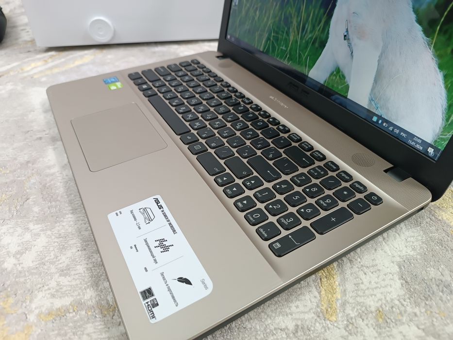 Ноутбук ASUS в отличном состоянии.