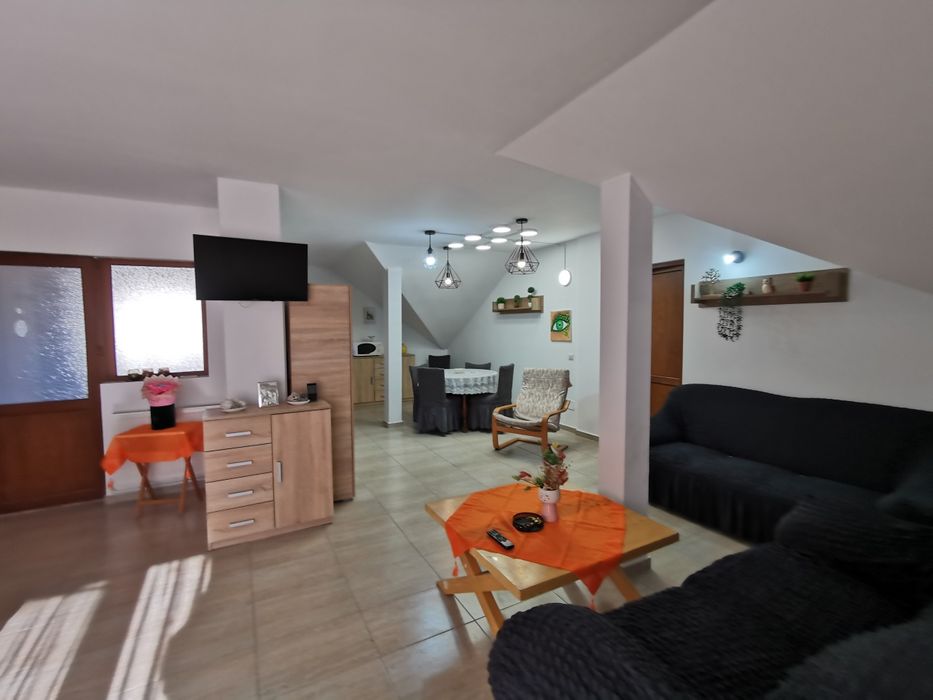 Închiriez apartament 3 camere mobilat și utilat.