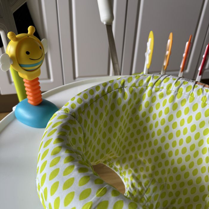Jumper interactiv pliabil Skip Hop centru activitati saritor bouncer pt bebelusi cu jucarii muzica si lumini