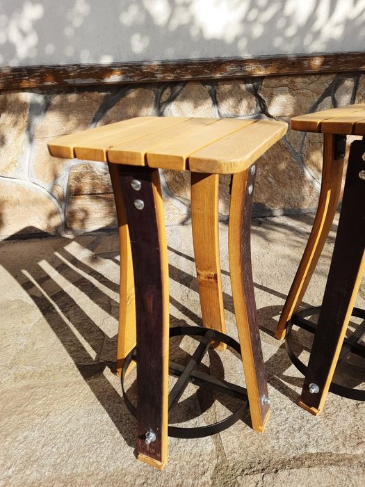 Дървена маса и табуретки от стара дъбова бъчва.