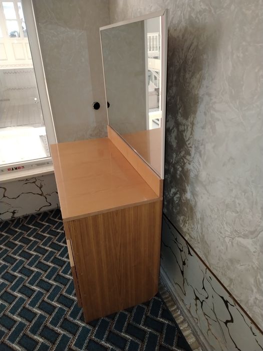 Трюмо чет элда и/ чикарилган Яхши холатда оенаси тник ку́рсатади .