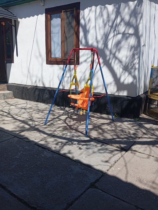 Продам качели детскую.