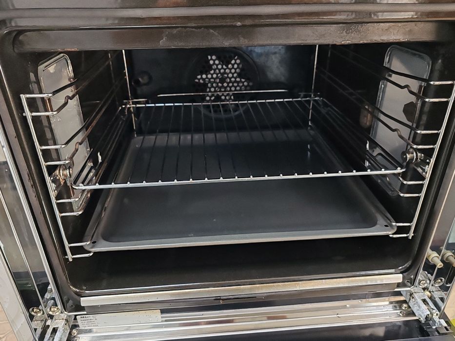 Иноксова фурна за вграждане  със само почистване Миеле Miele Made in Germany Pirolise 2 години Гаранция!