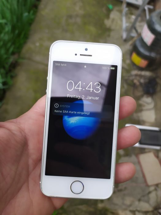 Телефон iPhone SE