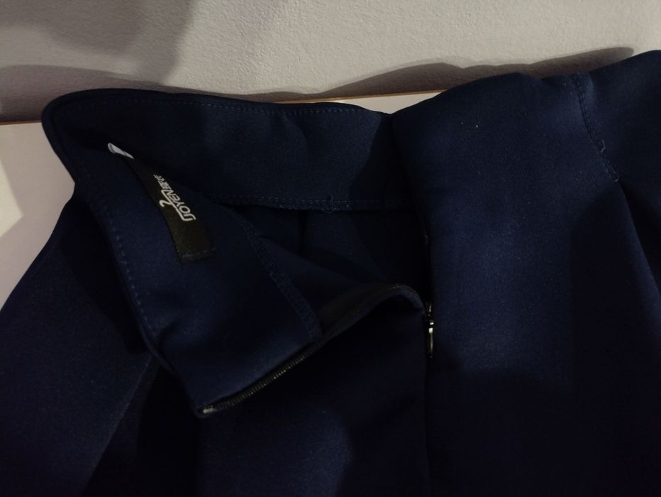 Дамска тъмно синя пола с плохи