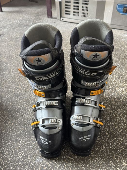 Vând set schiuri si clapari