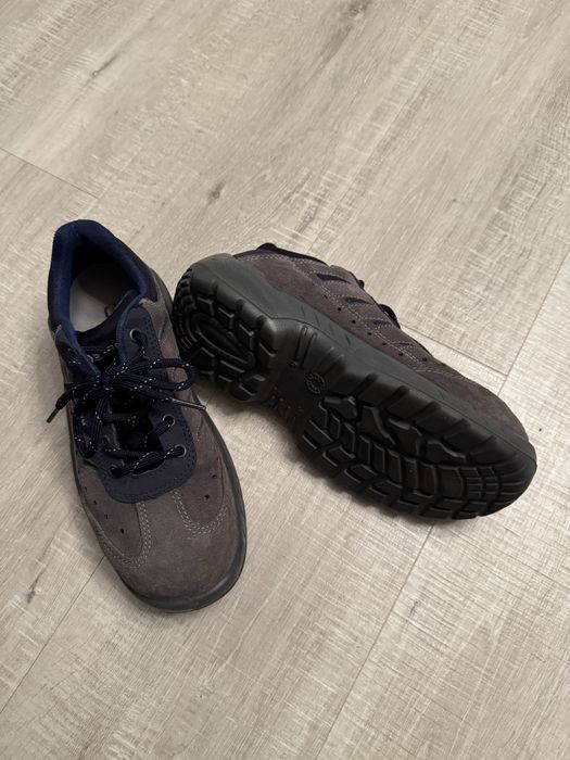 Bocanci cu protectie metalica