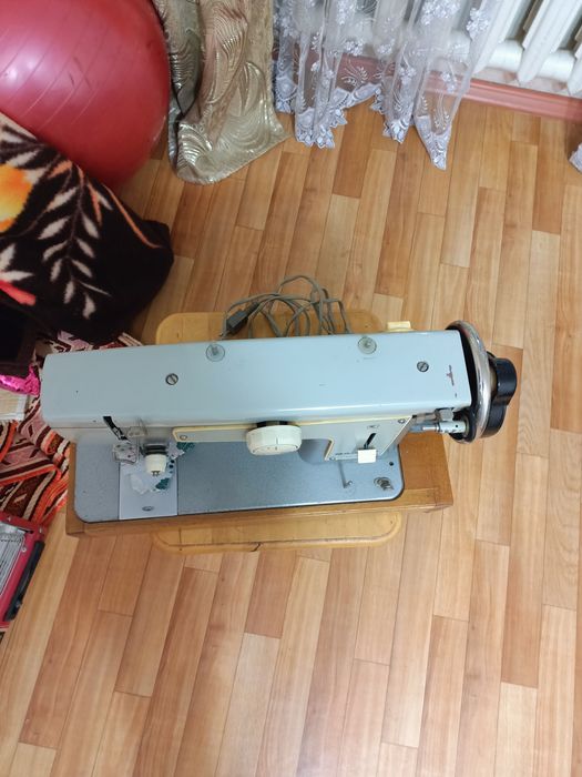 Машинка швейная ручная