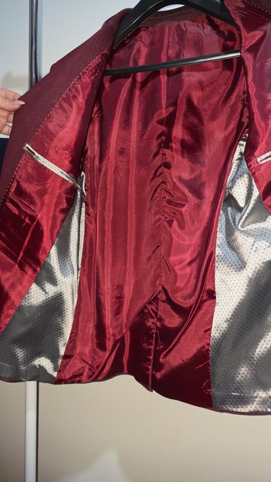 Set bărbătesc sacou si pantaloni. Sacou Luisero, visiniu, bumbac 100%, slim fit, mărimea 54, nou + pantaloni negri vâscoză, model pana, mărimea 34
