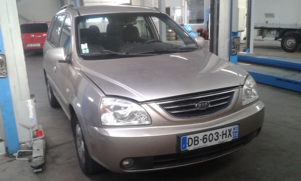 Kia Carens 2 2005 luna 10