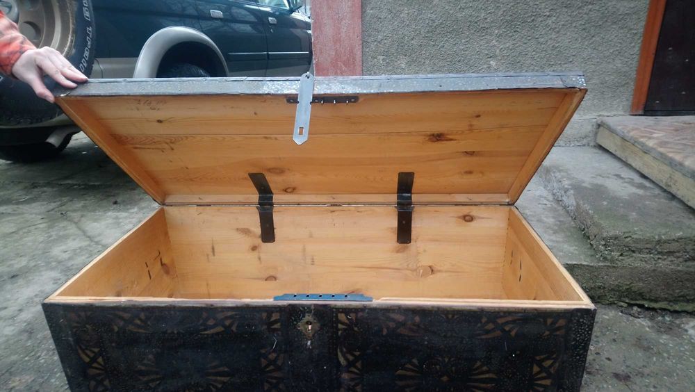 Сундук старинный