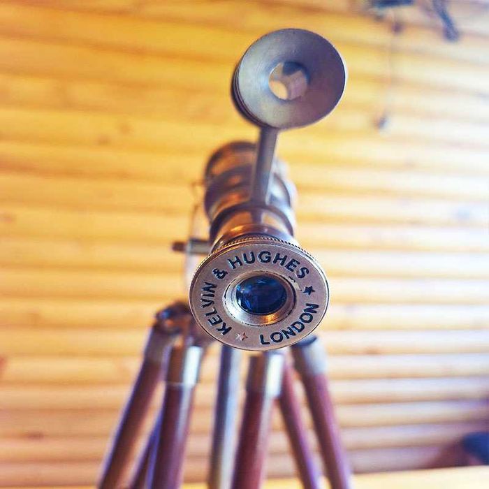 Далекоглед бронзов с античен дизайн и дървена тринога