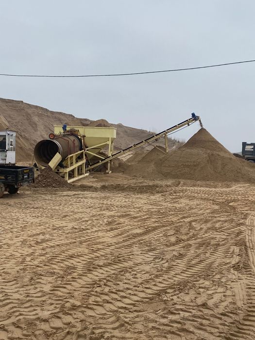 Кварцевый песок. При заказе большого обьема скидка имеется.