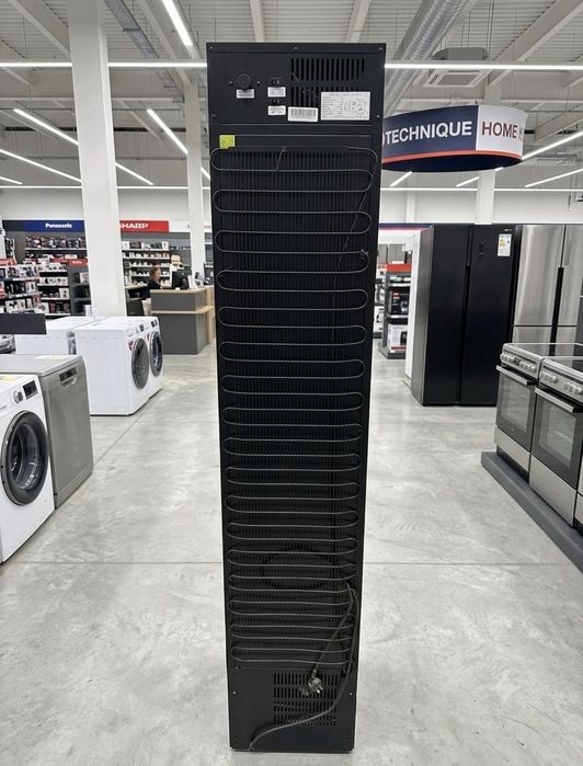 Витринный холодильник AIWA.