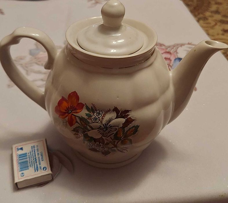 Продается чайник фарфоровый новый советский.