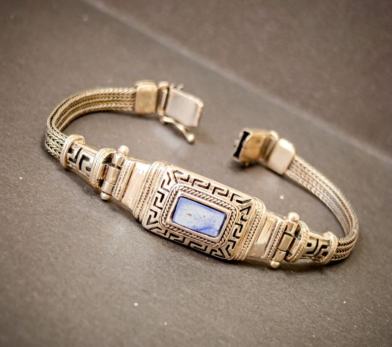 Различни видове гривни