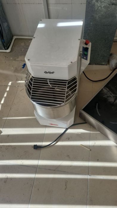 Срочно продаётся кухонное оборудование б/у. Состояние отличное,