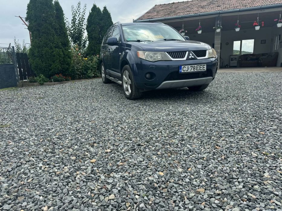 Vând Mitsubishi Outlander