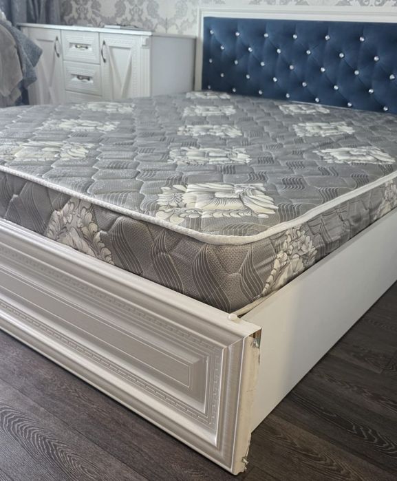 Продам спальный гарнитур.