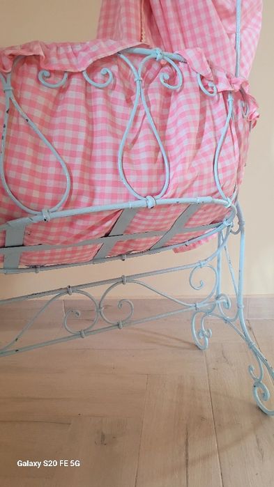 Винтидж  бебешка люлка с декоративен дизайн от ковано желязо от средат