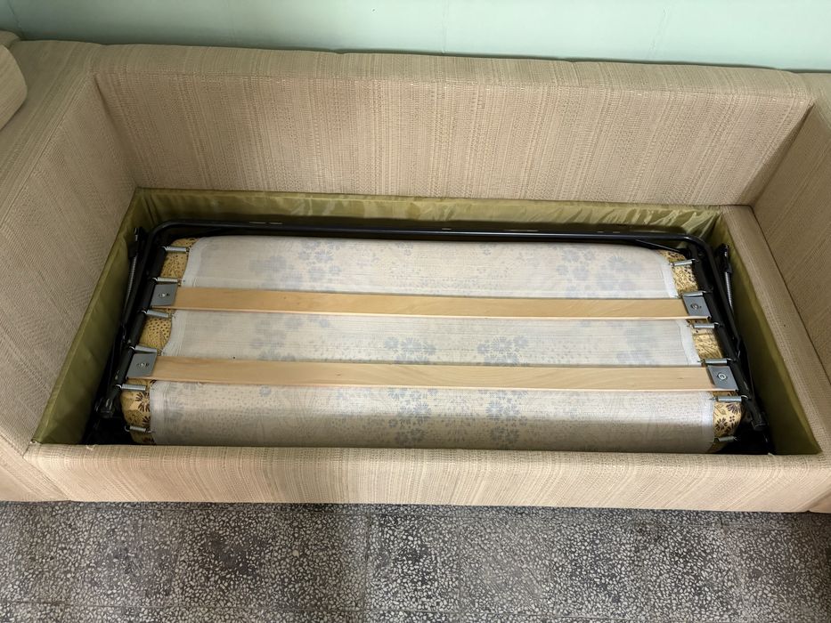 Масивен разтегателен диван + комплект възглавнички