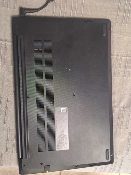 Лаптоп Lenovo V15