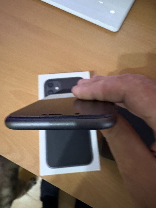 iPone 11 64 G не разлечим от нов с капцитет на батерията 83%