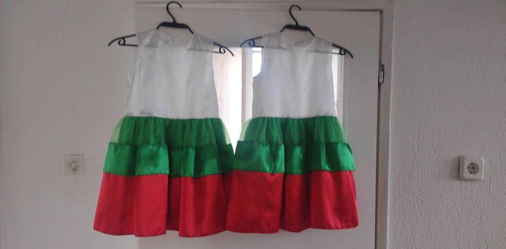 Рокля трикольор.     .