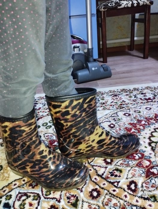 Зимние сапоги, туфли и боти.