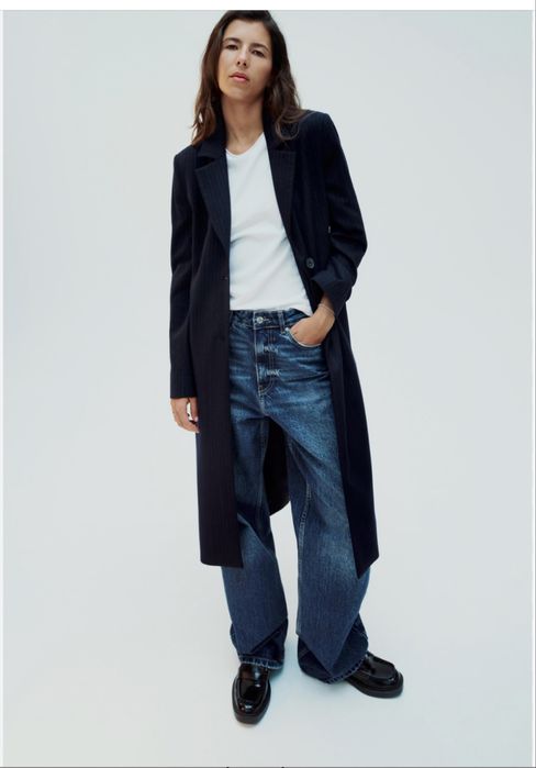 Vand pardesiu nou, Zara , S, bleumarin cu dungi  subtiri albe.