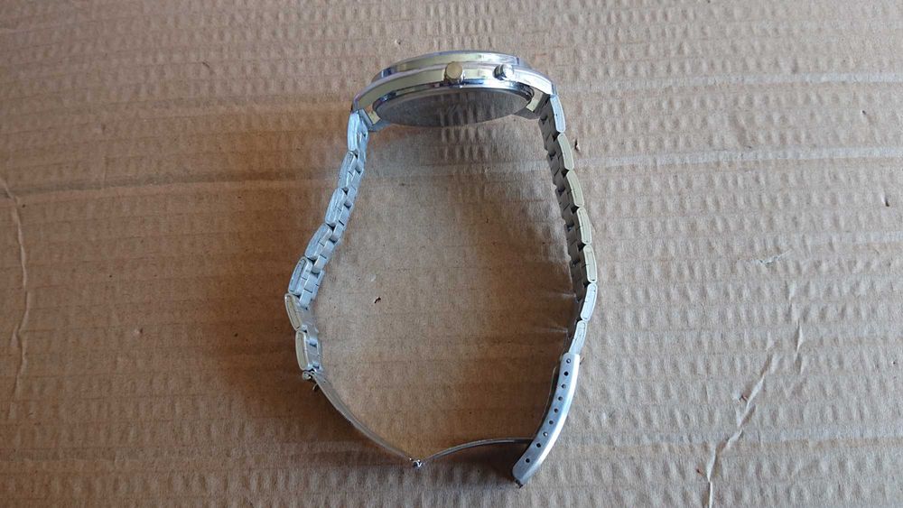 Голям масивен работещ кварцов часовник Valia 8252 .