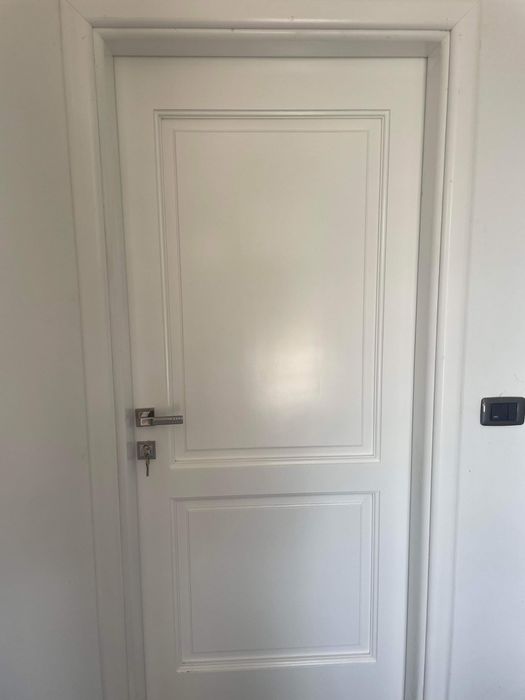 Scări din lemn masiv, lambriu și uși interioare