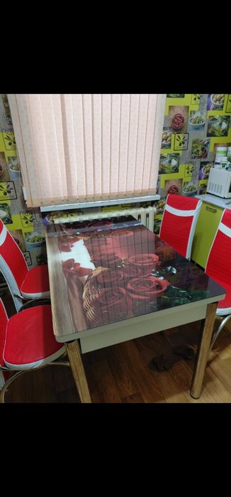 Стеклянный стол со стульями