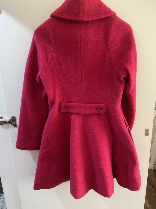 Червено вълнено палто