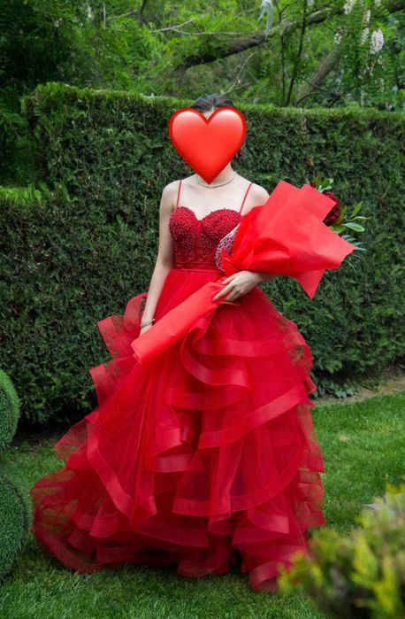 Червена бална рокля