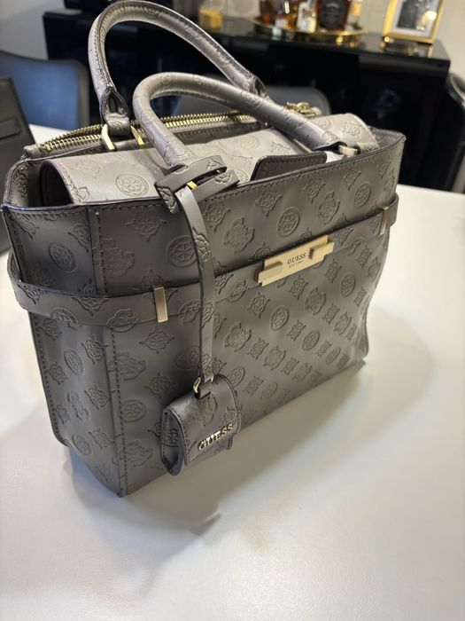 Дамска чанта GUESS