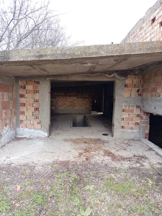 Продава се жилищна сграда с гараж в с. Габарево, община Павел Баня