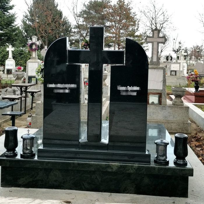 Vând cruci cavouri cripte borduri din marmura granit mozaic p