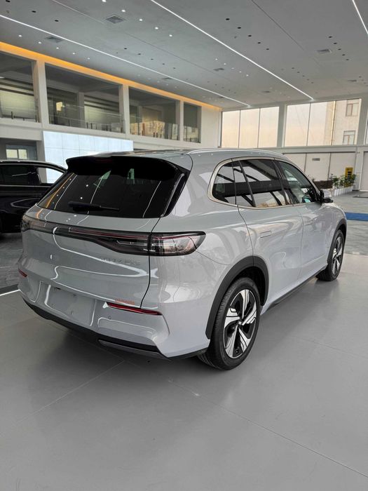 Geely EX 5 EV 490 km rasmiy dillerda nalichida