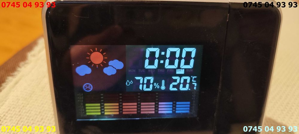 ceas digital proiector umiditate temperatura ora data proiectie perete