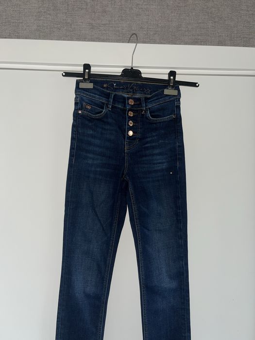 Дънки  на  Guess