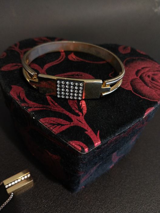 Елегантен комплект гривна и медальон