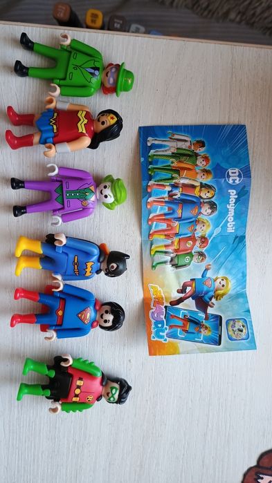 Игрушки из киндера  супергерои и бегемотик.