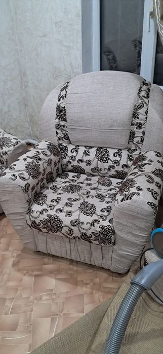 Продам угловой диван с креслом