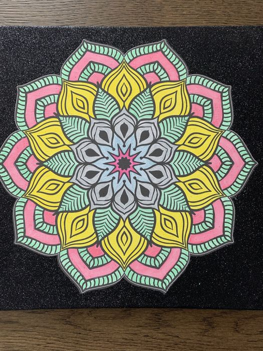 Картина с фон от черен брокат