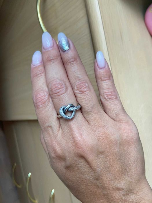 Сребърни нежни гривни  и  сребърни красиви пръстени.