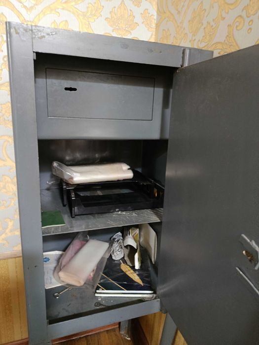 Продам сейф металлический