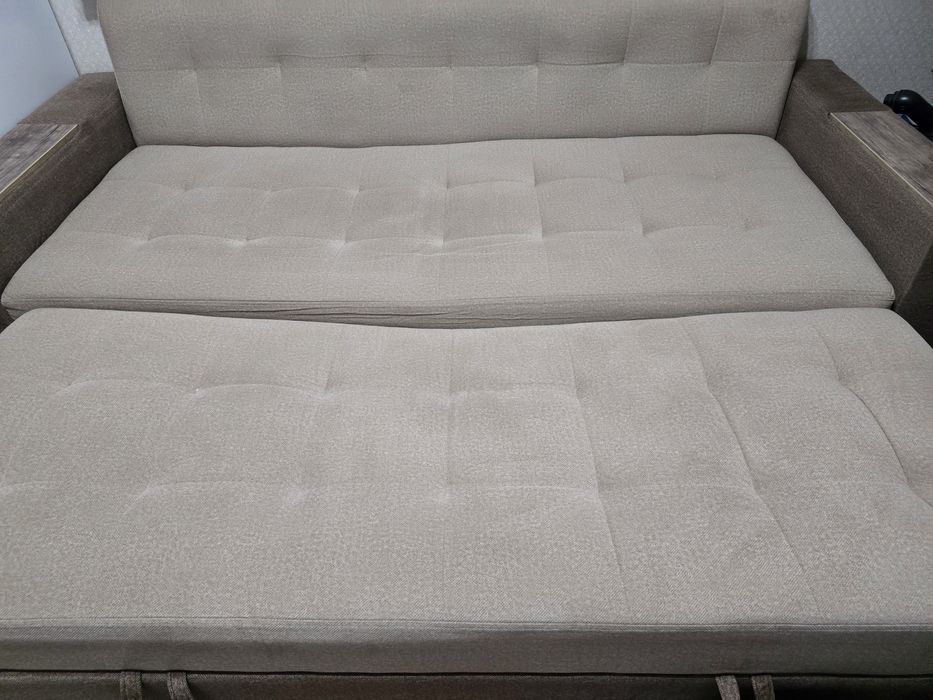 Продам диван бежевого цвета.