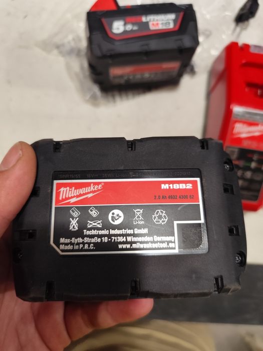 Милуоки батерии и зарядно устройство Milwaukee M18 B2 B5 M12-18C
